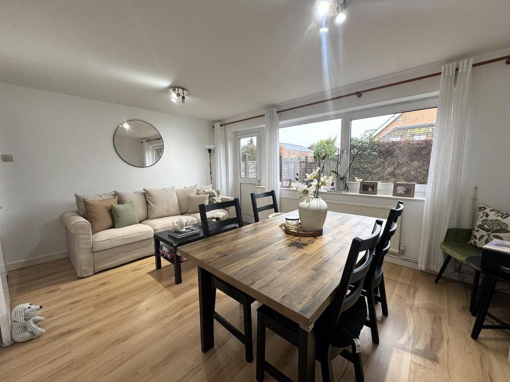 Living room pic 2.jpg