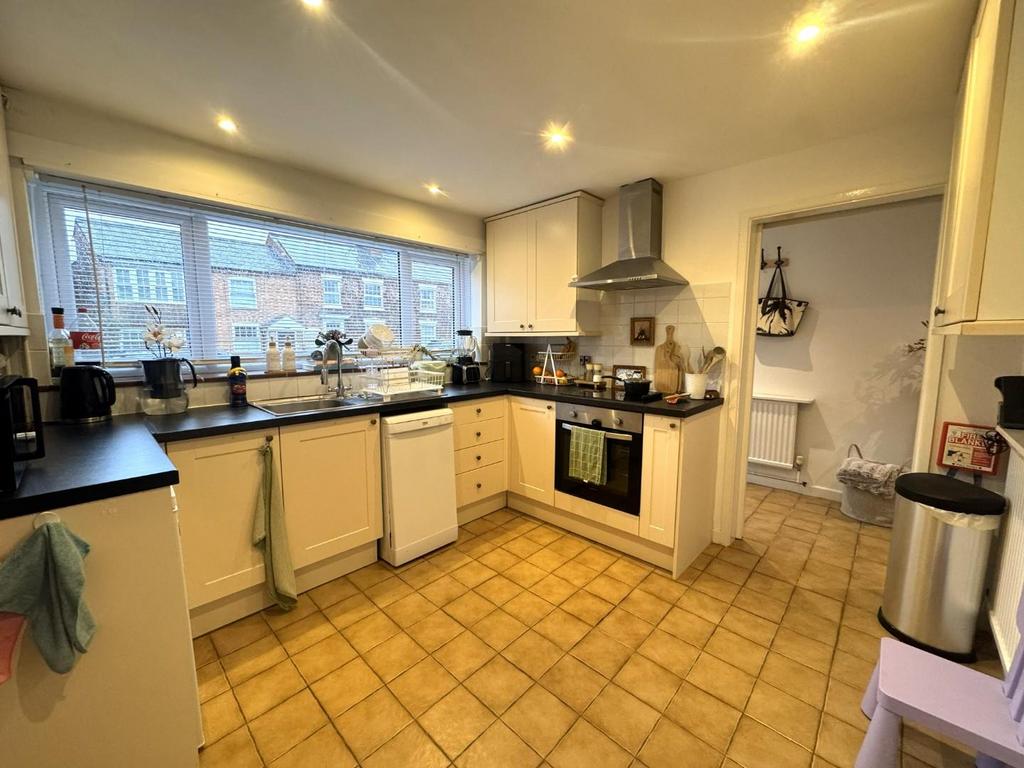 Kitchen pic 2.jpg