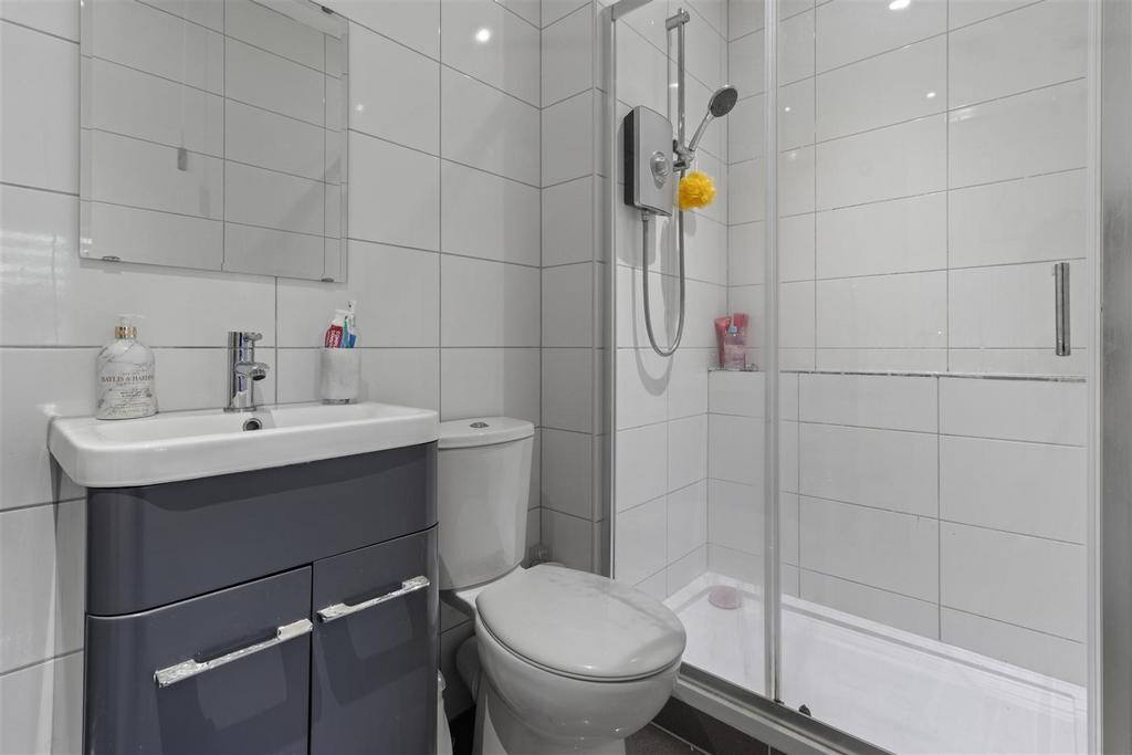 En Suite to Bedroom 2