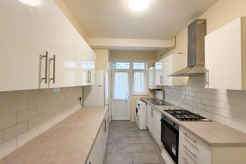 4 bedroom terraced house to rent, Ridgeway Gardens, Ilford, IG4