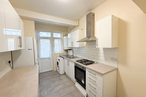 4 bedroom terraced house to rent, Ridgeway Gardens, Ilford, IG4