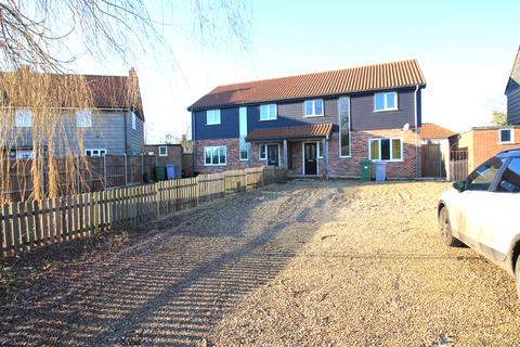 4 bedroom semi-detached house to rent, Sutton Crescent, Freethorpe NR13