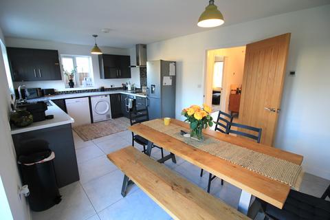 4 bedroom semi-detached house to rent, Sutton Crescent, Freethorpe NR13