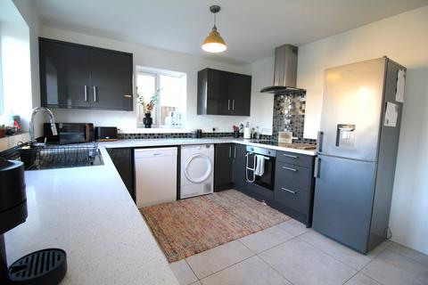 4 bedroom semi-detached house to rent, Sutton Crescent, Freethorpe NR13