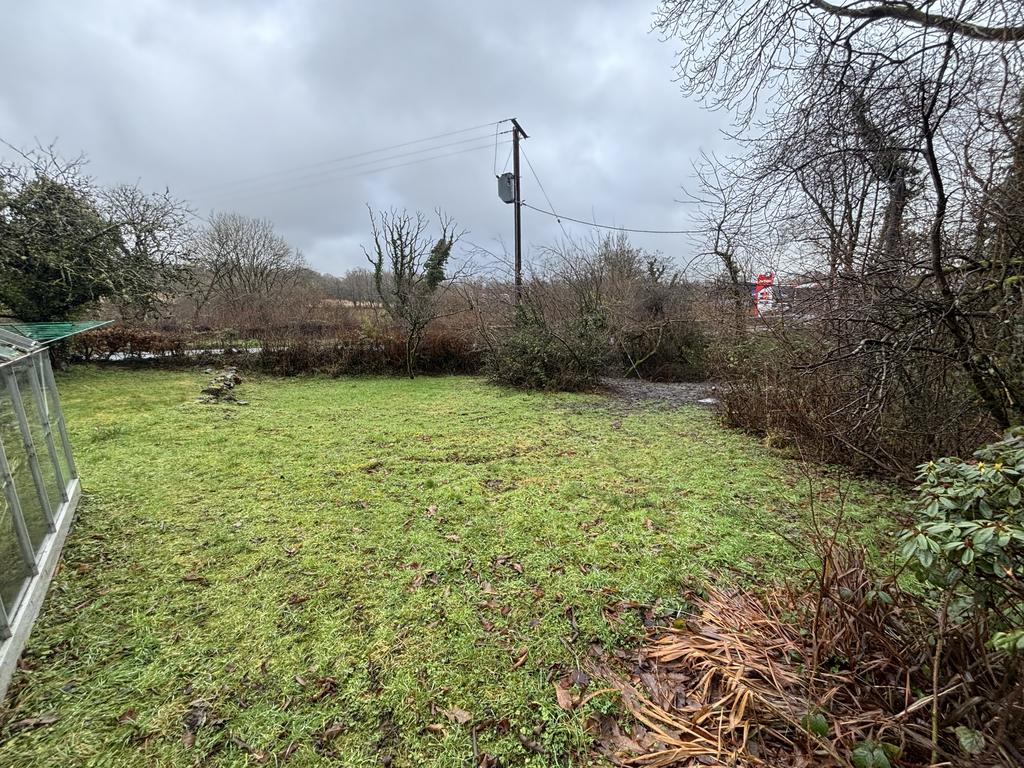 Front garden (fourth image)