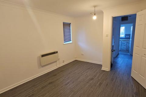 1 bedroom flat to rent, Sparks Close, Dagenham RM8