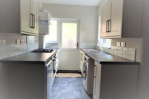 2 bedroom flat to rent, Old Lodge Lane Purley CR8 4DG