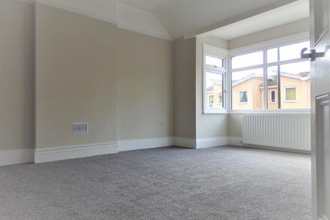 2 bedroom flat to rent, Old Lodge Lane Purley CR8 4DG