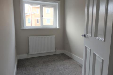 2 bedroom flat to rent, Old Lodge Lane Purley CR8 4DG