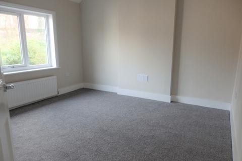 2 bedroom flat to rent, Old Lodge Lane Purley CR8 4DG