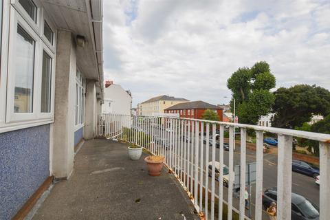 2 bedroom flat to rent, South Street, Eastbourne