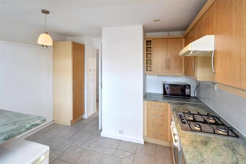 2 bedroom flat to rent, South Street, Eastbourne