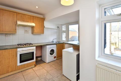 2 bedroom flat to rent, South Street, Eastbourne