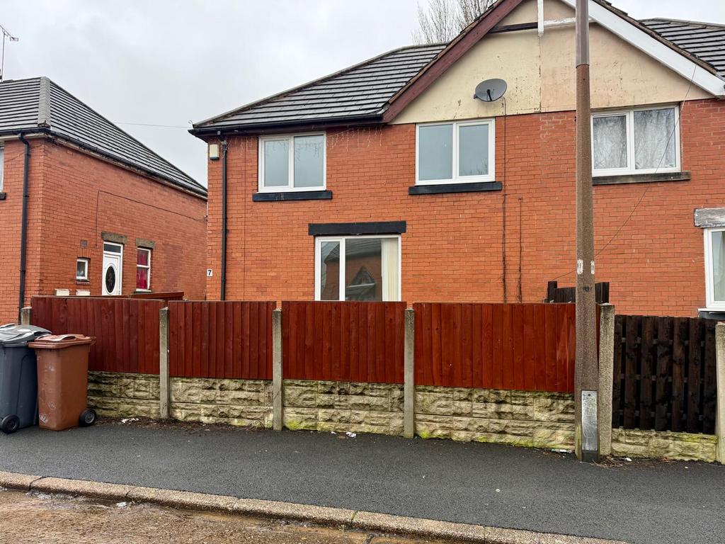 4 bed semi-detached house to rent Shield Avenue,