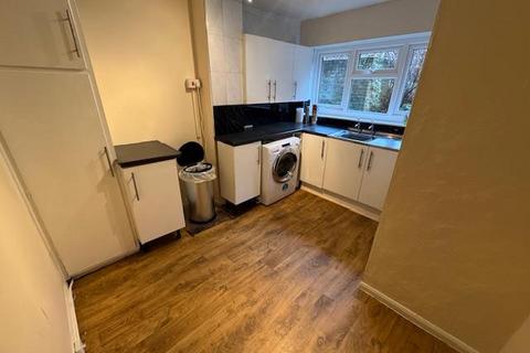 2 bedroom maisonette to rent, Regent Close, Leeds LS18