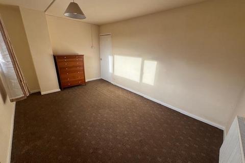 2 bedroom maisonette to rent, Regent Close, Leeds LS18
