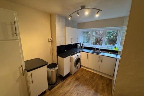 2 bedroom maisonette to rent, Regent Close, Leeds LS18
