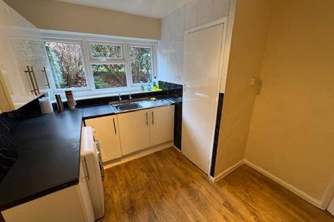 2 bedroom maisonette to rent, Regent Close, Leeds LS18