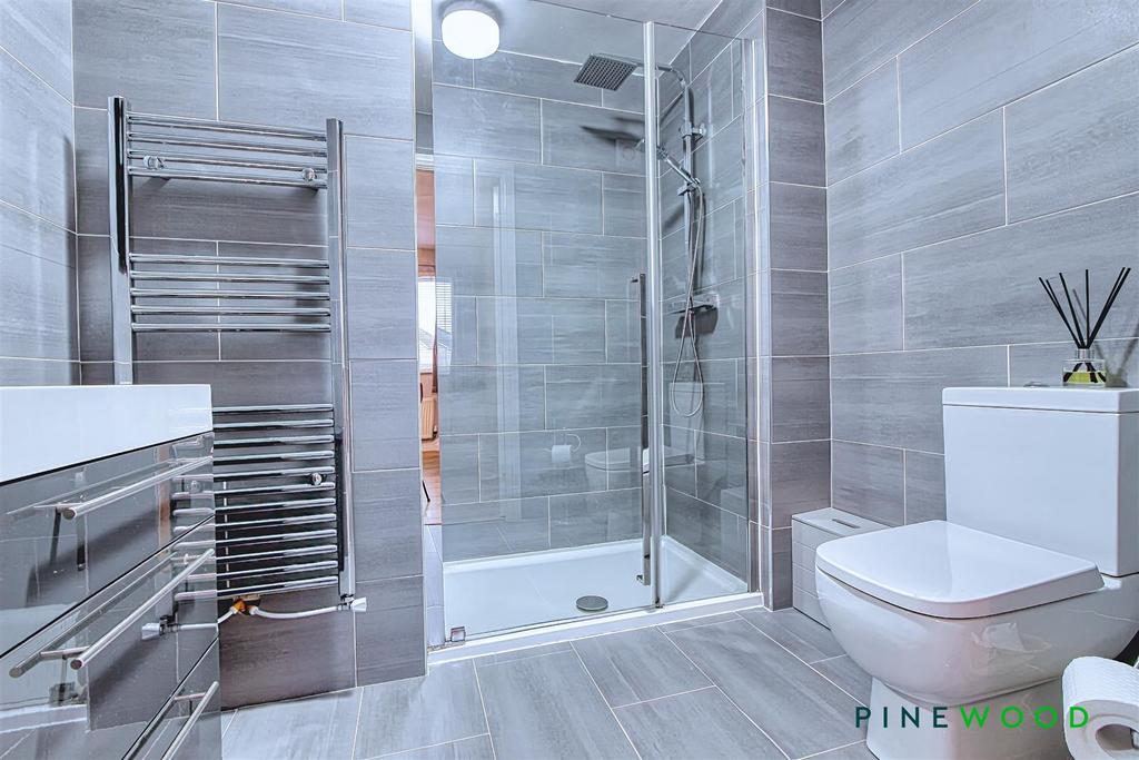 Ensuite to bed 1