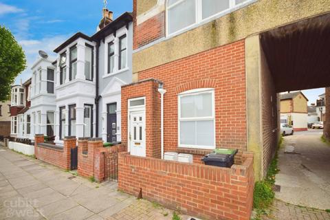 2 bedroom flat to rent, Gladys Avenue Portsmouth PO2