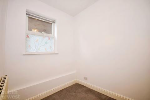 2 bedroom flat to rent, Gladys Avenue Portsmouth PO2