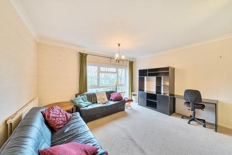 2 bedroom flat for sale, Lodge Close, Edgware, Greater London. HA8 7RL