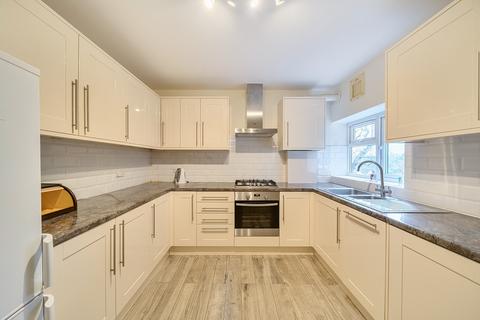 2 bedroom flat for sale, Lodge Close, Edgware, Greater London. HA8 7RL