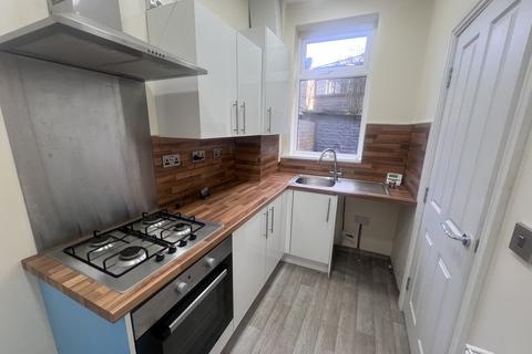 4 bedroom terraced house to rent, Clough Street, Bradford BD5