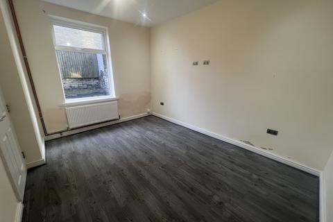 4 bedroom terraced house to rent, Clough Street, Bradford BD5