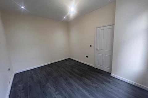 4 bedroom terraced house to rent, Clough Street, Bradford BD5