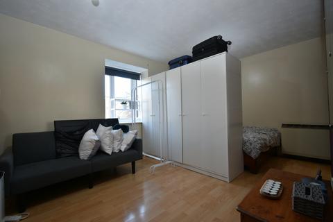 Studio to rent, Elmore Close, HA0