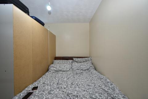 Studio to rent, Elmore Close, HA0