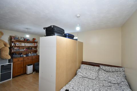 Studio to rent, Elmore Close, HA0
