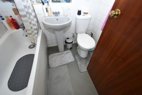 Studio to rent, Elmore Close, HA0