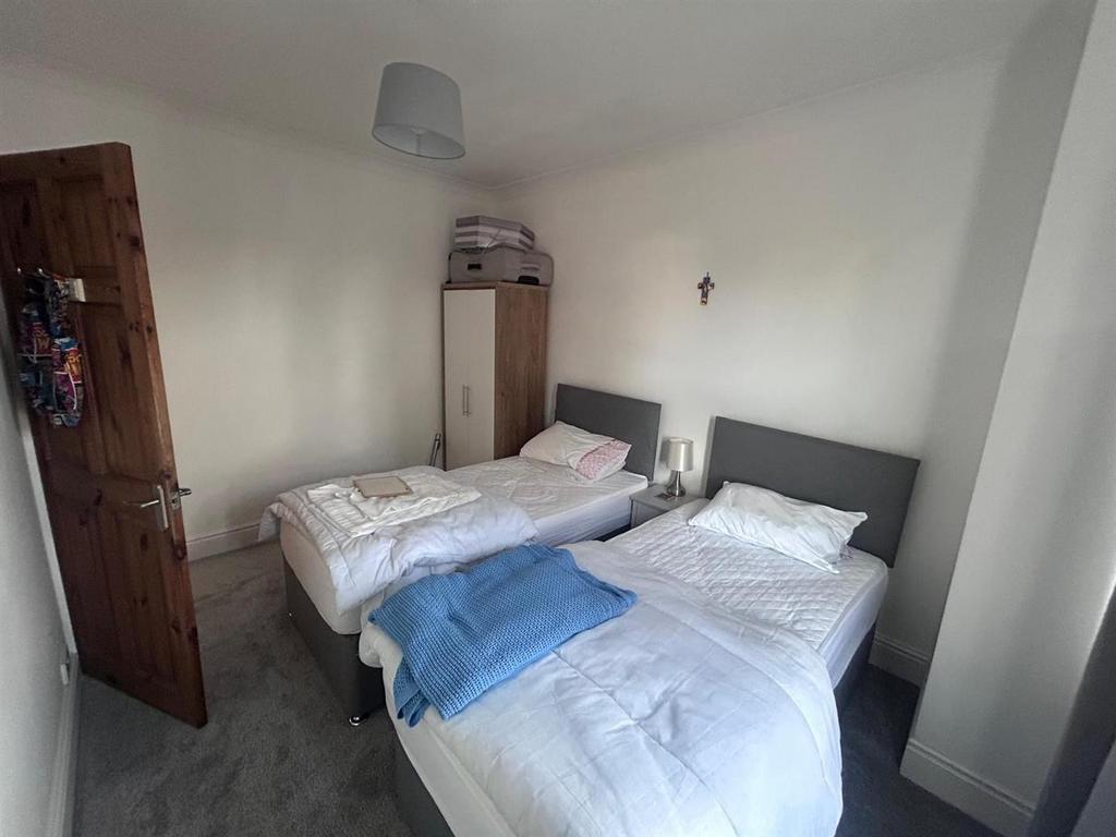Twin bedroom.jpg