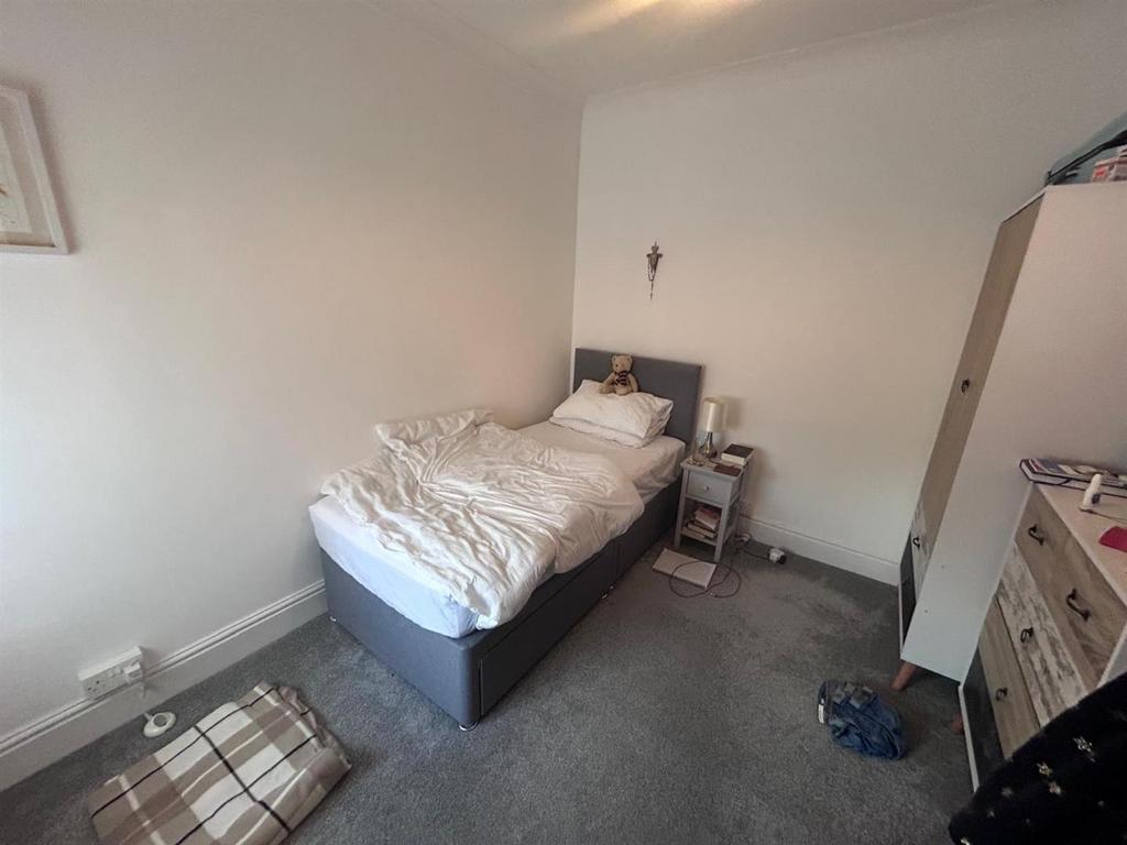 Middle bedroo.jpg