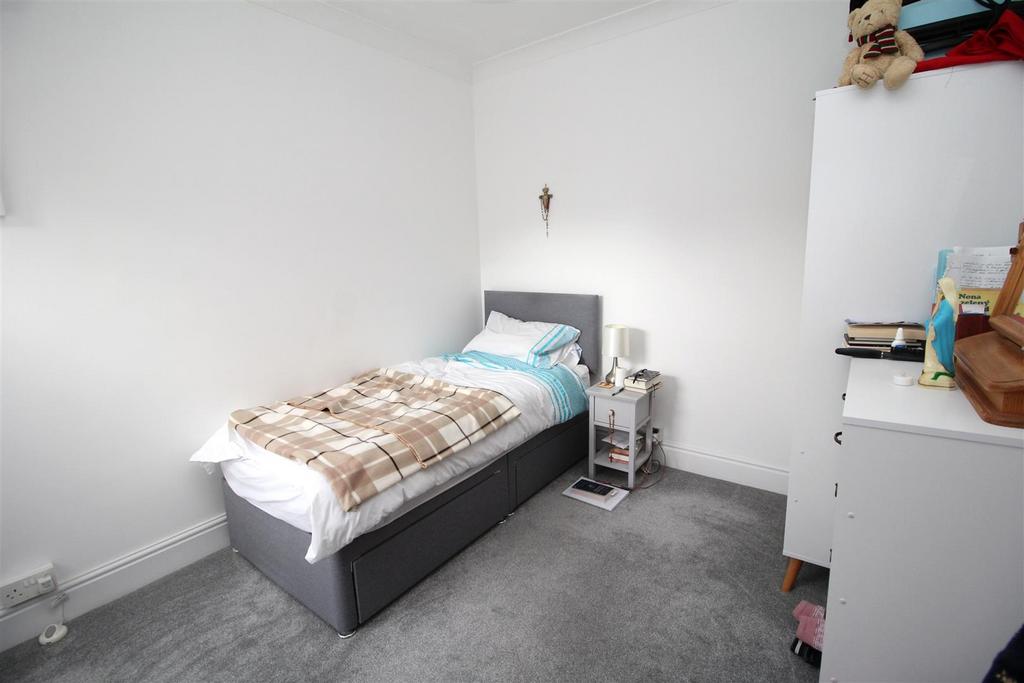 Middle bedroom.JPG