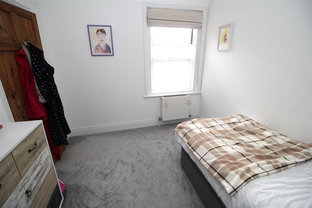Middle bedroom 2.JPG