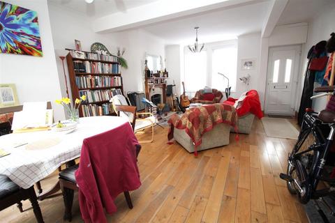 3 bedroom semi-detached house to rent, Gwynne Road, Poole