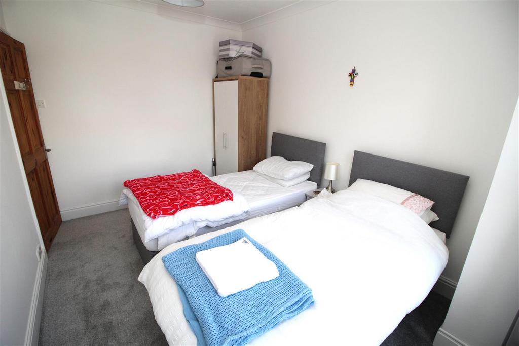 Front bedroom.JPG