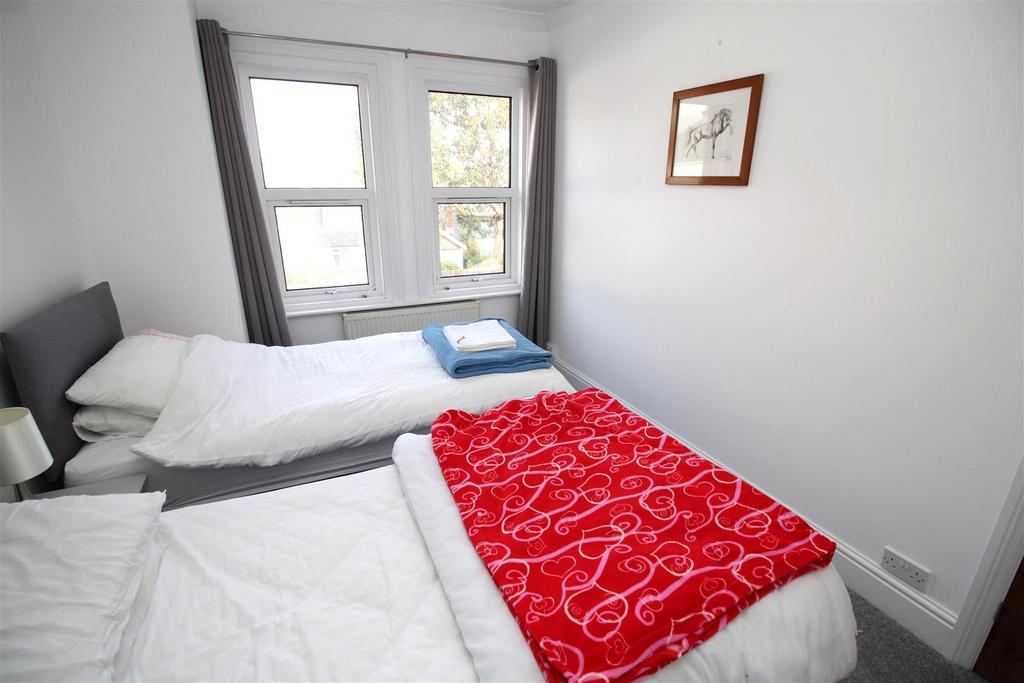 Front bedroom 2.JPG