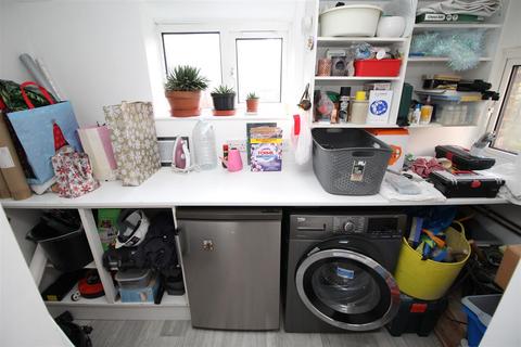 3 bedroom semi-detached house to rent, Gwynne Road, Poole