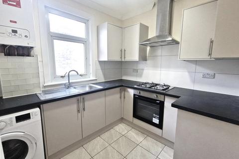 3 bedroom maisonette to rent, Romford Road, Manor Park E12 5JY
