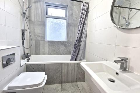 3 bedroom maisonette to rent, Romford Road, Manor Park E12 5JY