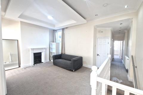 3 bedroom maisonette to rent, Romford Road, Manor Park E12 5JY
