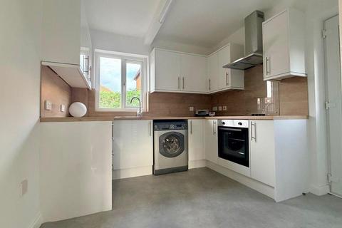 3 bedroom semi-detached house to rent, Ravens Crescent, Dewsbury