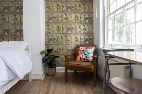 Studio to rent, Alie Street