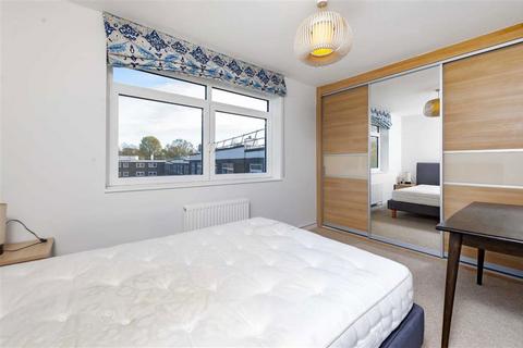3 bedroom flat to rent, Senior Street, London W2