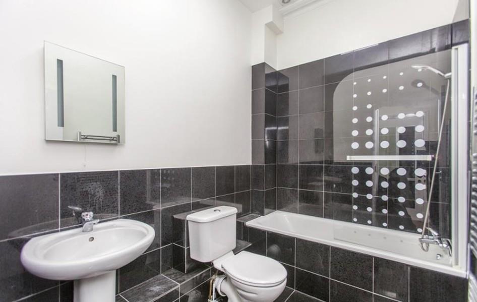 6 Bathroom.jpg