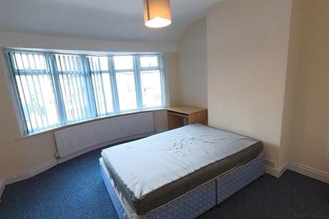 3 bedroom semi-detached house to rent, Fairholme Road